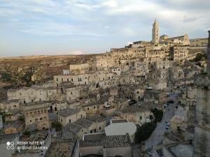 una ciudad en una colina con edificios en appartamento via san pardo en Matera