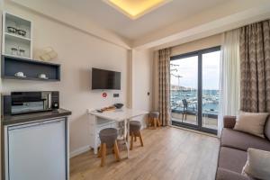 Kuchyň nebo kuchyňský kout v ubytování Ece Marina Suites