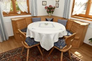 基茨比厄爾的住宿－Haus Savoy - Appartement 4，一间带桌子和四把椅子的用餐室