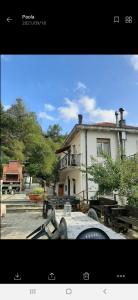 una casa con un coche aparcado delante de ella en La Tana Dei Conigli, en Serra Rocco