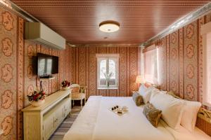 - une chambre avec un grand lit et une télévision dans l'établissement Surya Haveli , Amer Fort Jaipur, à Jaipur