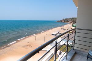 - un balcon offrant une vue sur la plage dans l'établissement Sunbird Waterfront, à Salima