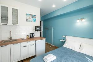 um pequeno quarto com uma cama e um lavatório em Апартаменты Небо возле Аэропорта на 2 гостя em Irkutsk