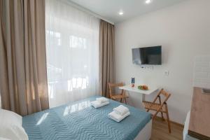 1 dormitorio con 1 cama con toallas en Апартаменты Небо возле Аэропорта на 2 гостя en Irkutsk
