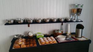 una mesa con un montón de donuts y otros alimentos en Fiorina Bed&Breakfast - Colazione fino a mezzogiorno, en Riccione