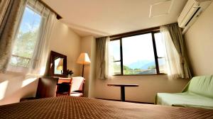 Postel nebo postele na pokoji v ubytování Hotel Oak Forest + 37 fotografií