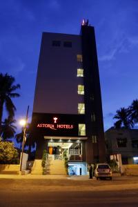 un hôtel avec un panneau sur le côté d'un bâtiment dans l'établissement Astoria Hotels Madurai, à Madurai