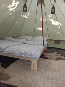 Llit o llits en una habitació de Šeberák - ubytování v chatičkách a v luxusních stanech