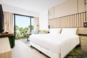 A bed or beds in a room at Holiday Inn Bali Sanur, an IHG Hotel