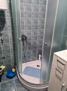 una ducha con puerta de cristal en un baño en Apartman Jovanka 2, en Trebinje