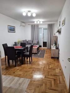 una sala de estar con una mesa y un sofá en Apartman Jovanka 2, en Trebinje