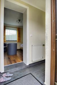um quarto com um corredor com um radiador e um quarto com um quarto em Barth, Dieter em Zingst
