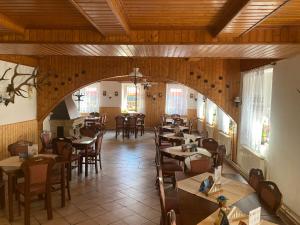 Penzion Restaurace Zátiší في رومبورك: غرفة طعام فارغة مع طاولات وكراسي