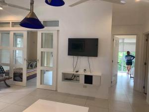 TV a/nebo společenská místnost v ubytování Creys Condo 2 at Pico de Loro Cove