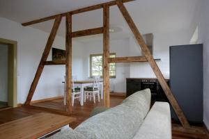 ein Wohnzimmer mit einer Couch und einem Tisch in der Unterkunft Bahnhof Hohen Mistorf in Hohen Mistorf