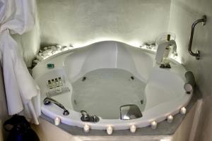 Vannituba majutusasutuses Aeolos Art & Eco Suites Adults Only