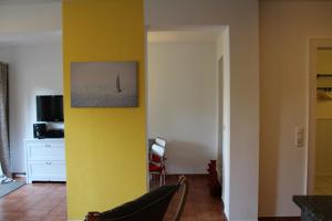 ハイリゲンハーフェンにあるHaus Wagner App 1の黄色の壁の部屋