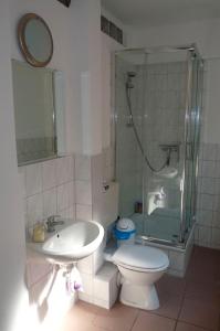 ハイリゲンハーフェンにあるHaus Wagner App 1のバスルーム(シャワー、トイレ、シンク付)