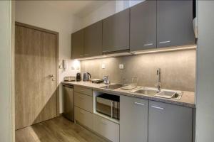 una cocina con fregadero y encimera en Plaka Filotheis House B, en Atenas 35 fotos más