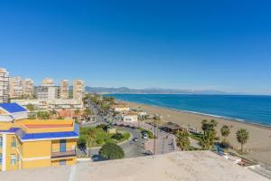 un apartamento en condominio con vistas a la playa desde el balcón en Cubo's Apartamento Perla del Sol Rosa, en Torremolinos
