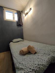 ein Teddybär auf einem Bett im Schlafzimmer in der Unterkunft La Provence Studio in Colmar