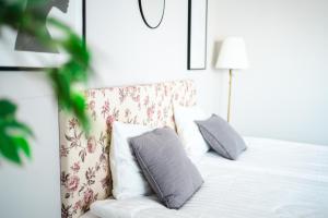 Una cama o camas en una habitación de Restauracja Hotel Balton