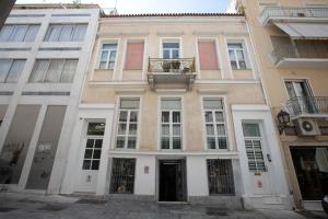 un edificio de apartamentos con balcón en una calle en Plaka Filotheis House B, en Atenas
