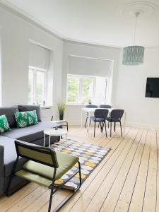 TV a/nebo společenská místnost v ubytování aday - City Central Mansion - 1 bedroom apartment with garden