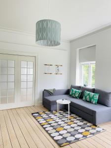 Posezení v ubytování aday - City Central Mansion - 1 bedroom apartment with garden