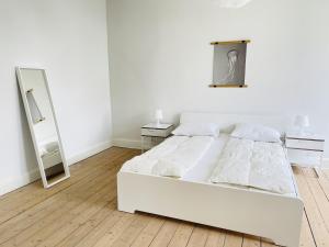 Postel nebo postele na pokoji v ubytování aday - City Central Mansion - 1 bedroom apartment with garden