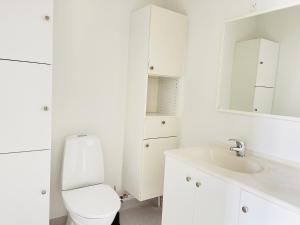 Koupelna v ubytování aday - City Central Mansion - 1 bedroom apartment with garden
