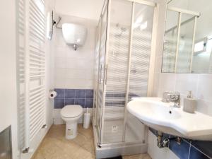 a bathroom with a toilet and a sink and a shower at Fonte Degna - Alloggio e Sito Storico in Citerna