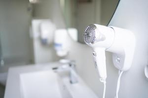 baño con secador de pelo en la pared en Restauracja Balton, en Grajewo
