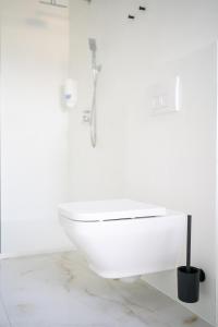 y baño con bañera blanca y lavamanos. en Restauracja Balton, en Grajewo 23 fotos más