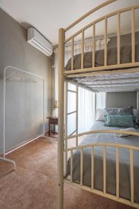 sypialnia z łóżkiem piętrowym i biurkiem w obiekcie Apartamento San Diego Catedral w Sewilli