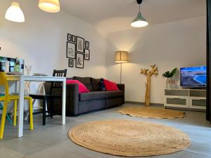 un soggiorno con un divano e un tavolo di La Casita de Galaila a Costa Calma