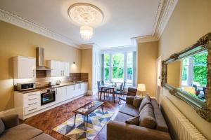 un soggiorno con divano e tavolo di Rosedene Highland House Apartments, Central Inverness a Inverness