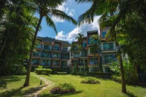 O grădină în afara Novotel Phuket Kamala Beach