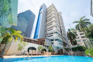 فندق ميرميد بانكوك في بانكوك: مسبح امام مبنى