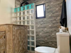 bagno con servizi igienici e muro di mattoni di La Casita de Galaila a Costa Calma Altre 20 foto