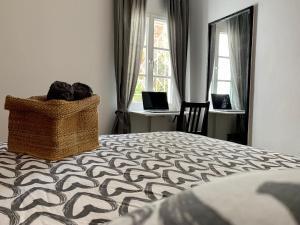 una camera da letto con un letto e una scrivania con un computer portatile di La Casita de Galaila a Costa Calma