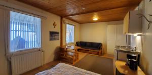 Zimmer mit einem Bett, einem Sofa und einem Tisch in der Unterkunft RukaTupa Motelli in Ruka