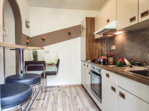 - une cuisine avec deux tabourets et une table dans l'établissement Ferienwohnung Brent WILD024, à Dorf
