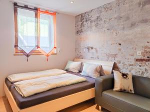 Habitación con cama, sofá y ventanas. en Ferienwohnung Brent WILD024 en Dorf