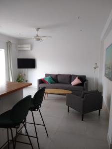 sala de estar con sofá, mesa y sillas en Maestro Concepcion Guidet, en Fuengirola