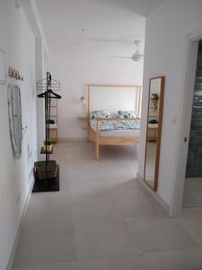 1 dormitorio con 1 cama en una habitación blanca en Maestro Concepcion Guidet, en Fuengirola
