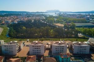 una vista aerea di una città con edifici bianchi di Il Borgo Appartamenti a Olbia