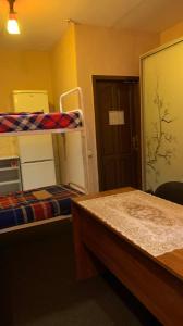 クレメンチュークにあるHotel Uyutの二段ベッド2台とドアが備わる客室です。
