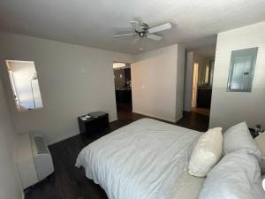 Gallery image of Roe 107 Unit 1 Comfy and Cozy Studio Minutes From Top Golf in Overland Park