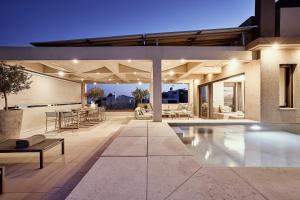 Bazén v ubytovaní Elaia Luxury Apartments Glyfada alebo v jeho blízkosti
